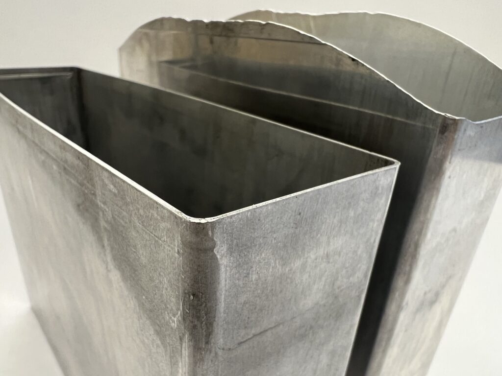 Burr free "Shimmy" trim of a prismatic battery housing.